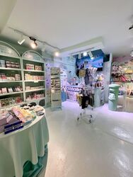North Bridge Road (D7), Retail #584326051